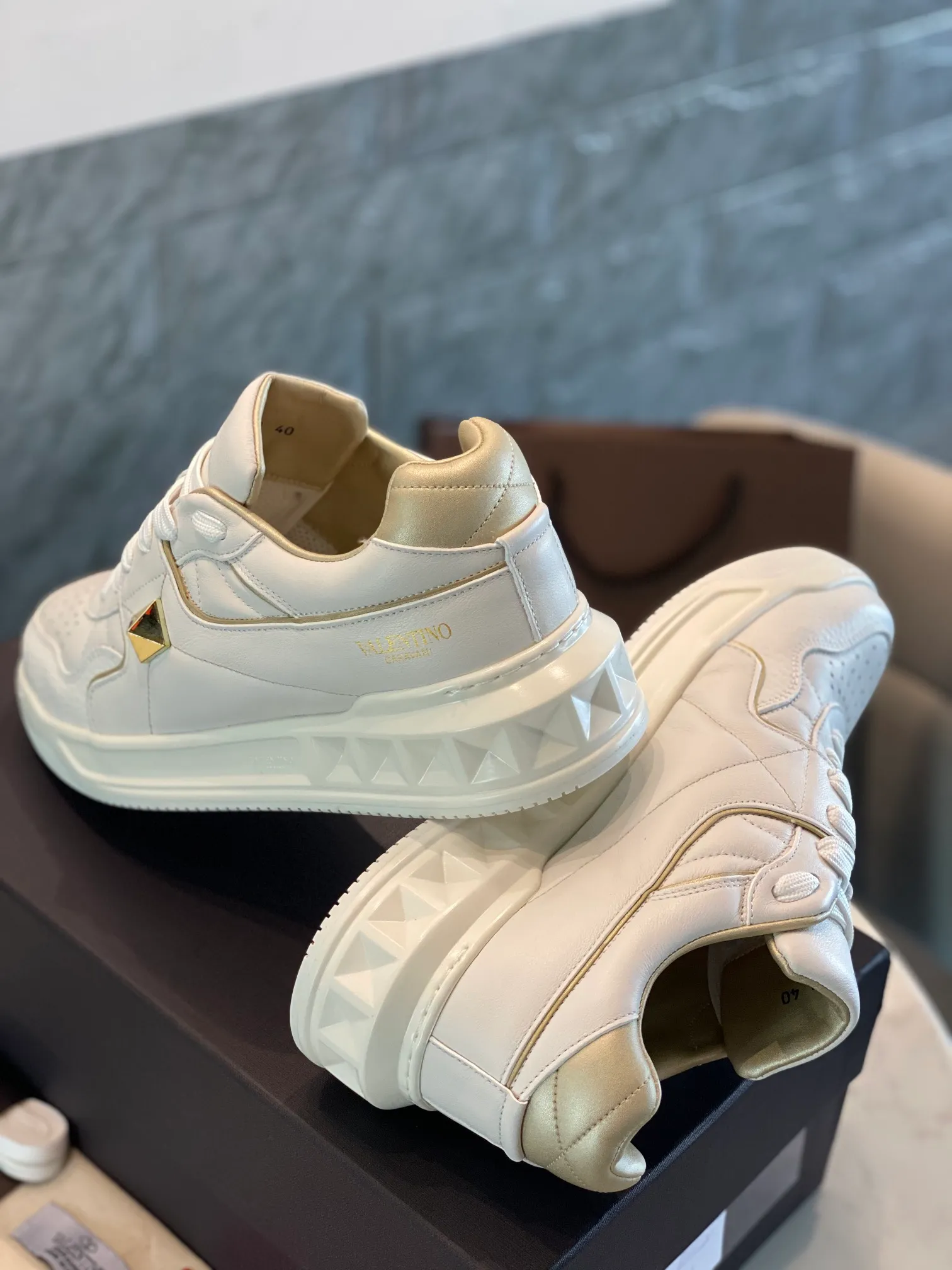 👟👟Ex-factory price 780👟👟 Valentino ONE STUD calfskin lace-up sneakers. Soft suede low-top sneakers, classic and versatile, couple's sneakers, special goods, worth buying! A pair of simple shoes with unique details will save you from the difficulty of dressing. OneStud sneakers, with quilted plaid and oversized rivets, create an eye-catching punk style and get rid of the heavy feeling of this season's clothing. U👟👟Ex-factory price raise calfskin derby shoes, with exquisite leather construction and simple silhouette, smooth lines set the tone of coolness, they are a versatile item in the wardrobe. There are more Valentino boutique shoes waiting for you to unlock! It’s time to get the shoes you’ve been coveting for a long time! Officially on sale 7,+++ - Seven straps, decorated with metallic rubber effect. Decoration on the back and tongue. Size 35-44.